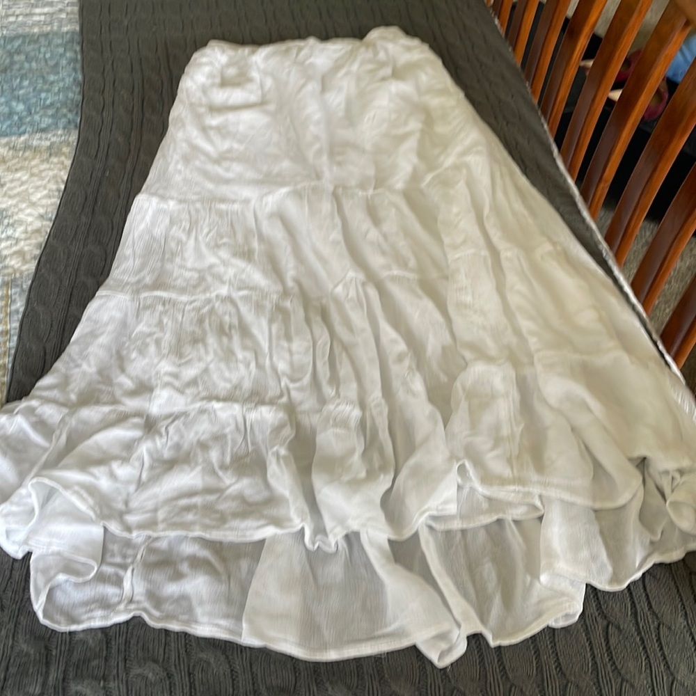 Cute beachy white skirt with pockets